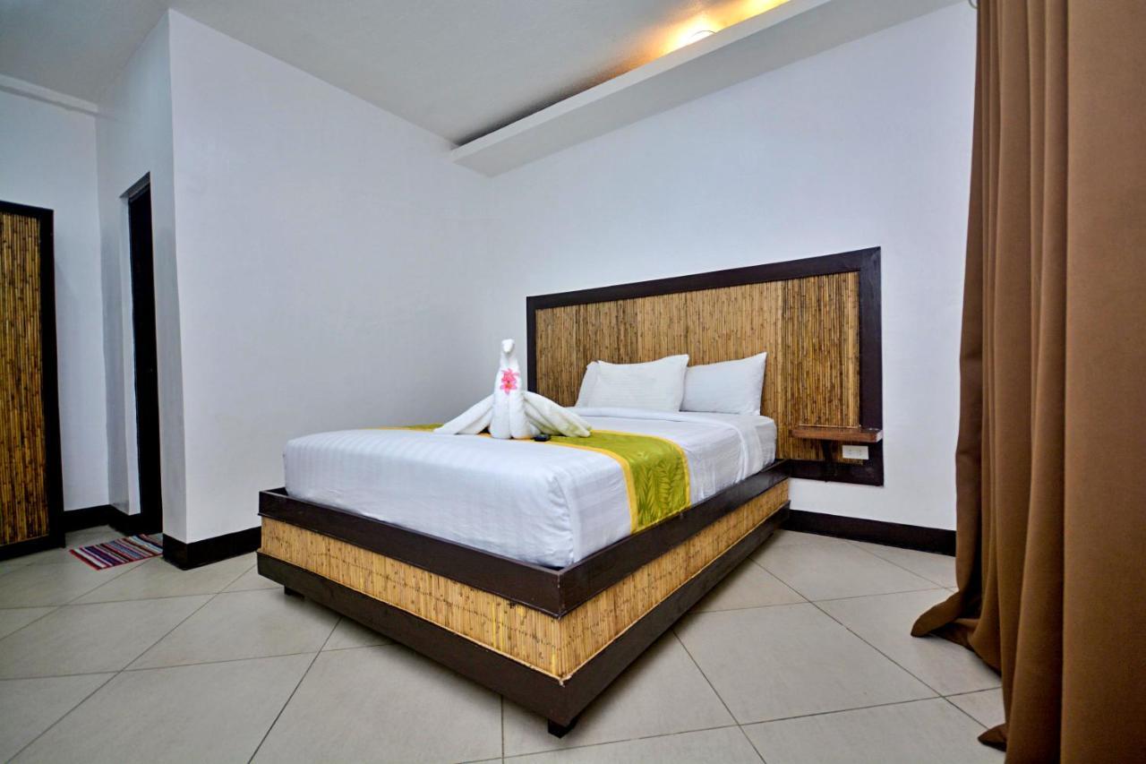 Bamboo Beach Resort & Restaurant Manoc-Manoc Exterior photo